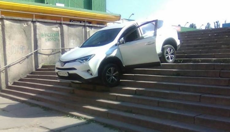 Киевлянка решила сократить дорогу и застряла в подземном переходе