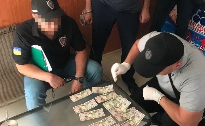 СБУ задержала таможенника при получении очередной взятки за пропуск авто на еврономерах