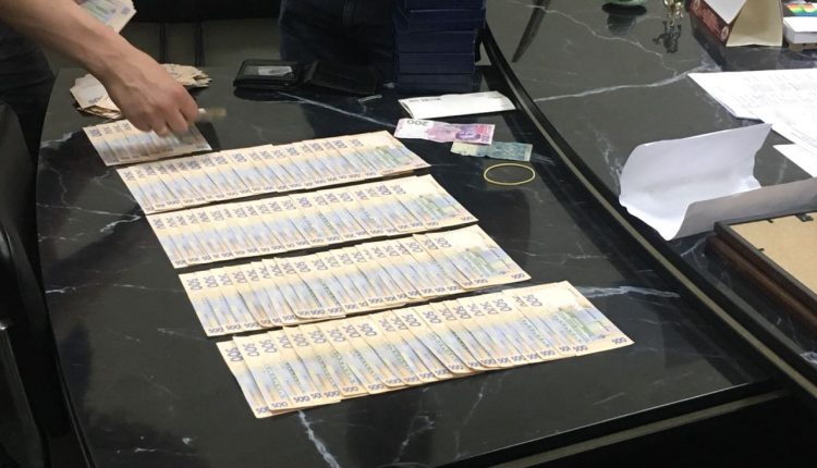 Руководителей управлений ГСЧС задержали в Киеве при получении взятки в 125 тысяч