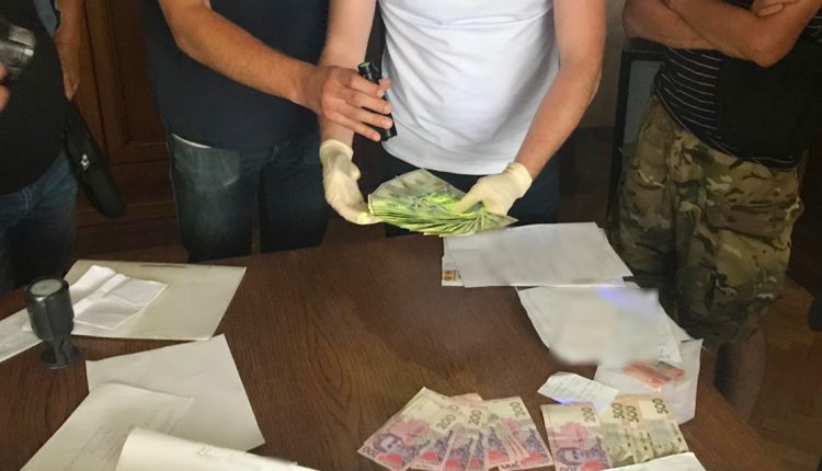 Главу райгосадминистрации задержали на взятке в 1500 долларов
