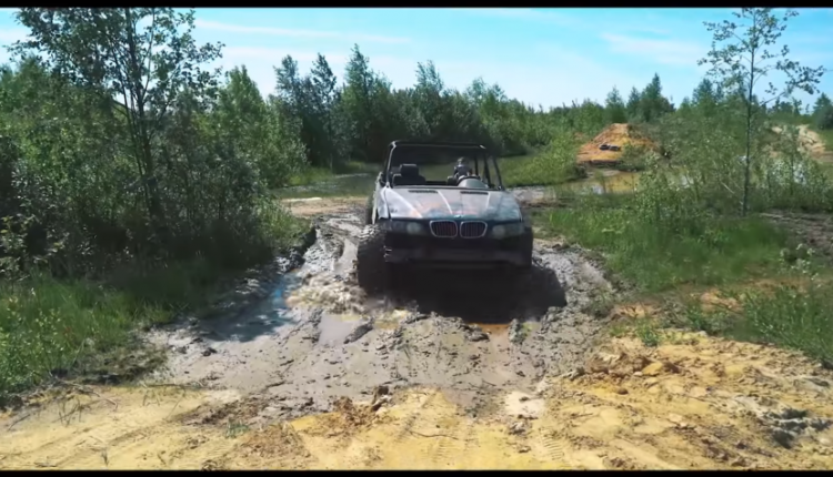 Кроссовер BMW X5 превратили в багги