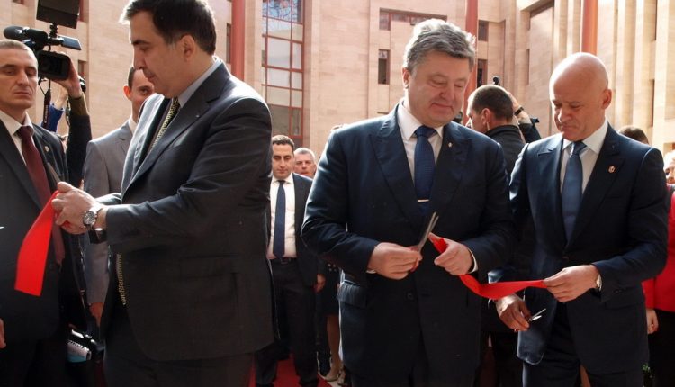 Порошенко 98 раз перерезал «красные ленточки»