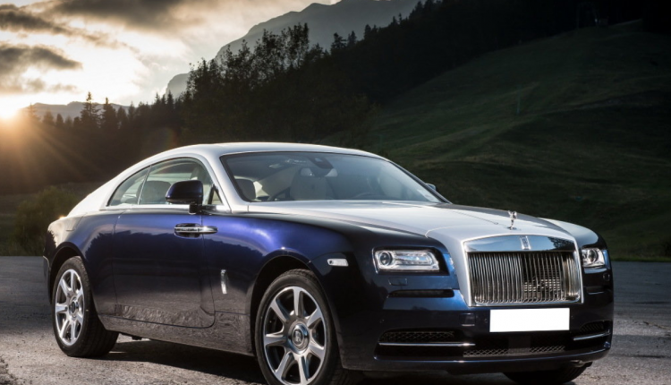 Таможенница записала Rolls-Royce на 74-летнюю бабушку