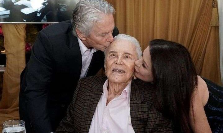 101-летний отец Майкла Дугласа каждый день занимается с фитнес-тренером