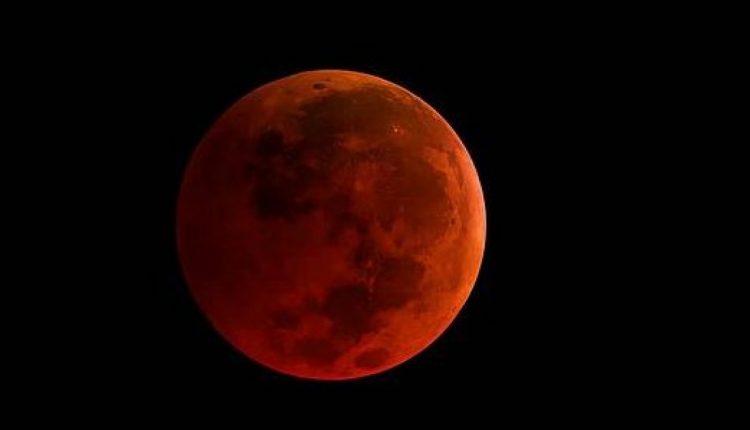 Сегодня люди смогут увидеть самое продолжительное лунное затмение за 100 лет