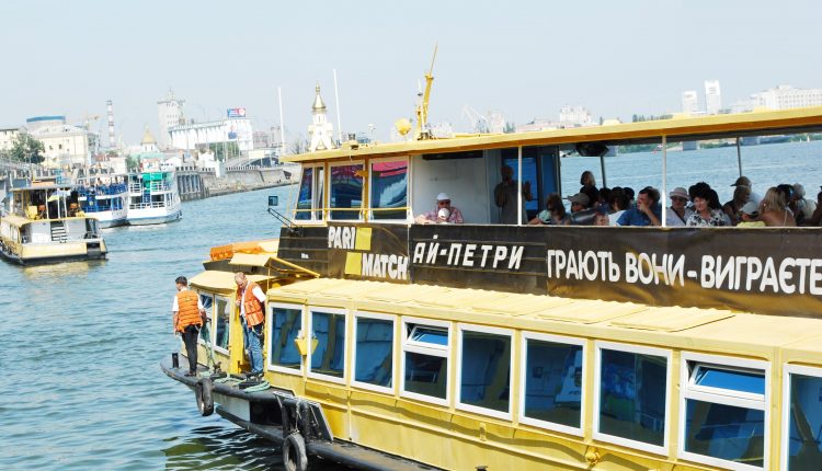 Депутаты Киевсовета бесплатно катают избирателей на теплоходах и водят в кино