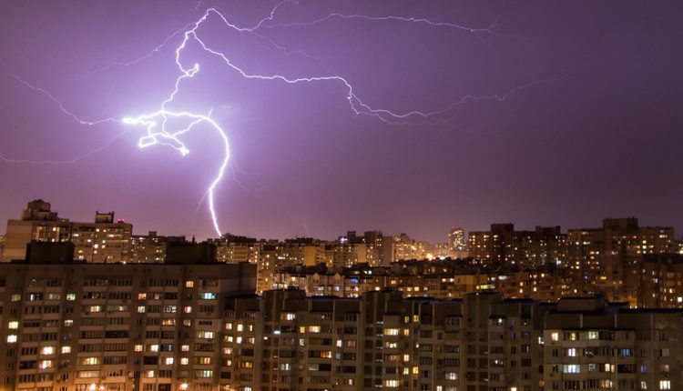 На Киев надвигаются грозы и шквалы