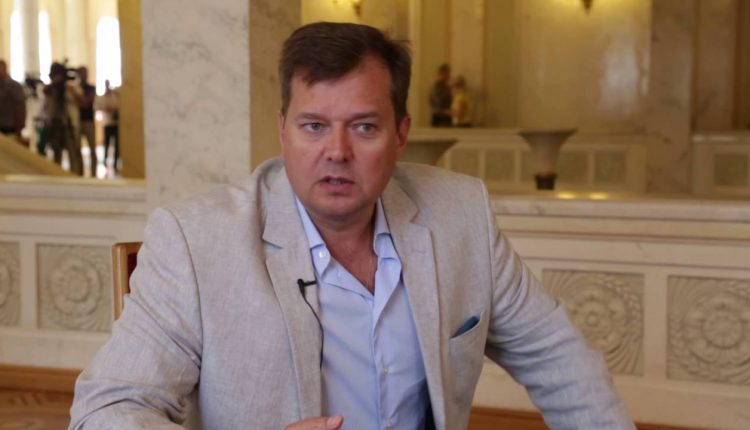 Нардеп Евгений Балицкий играет на работе в мобильную стратегию