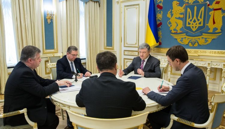 Порошенко запретил «Укрпочте» экономить на селе