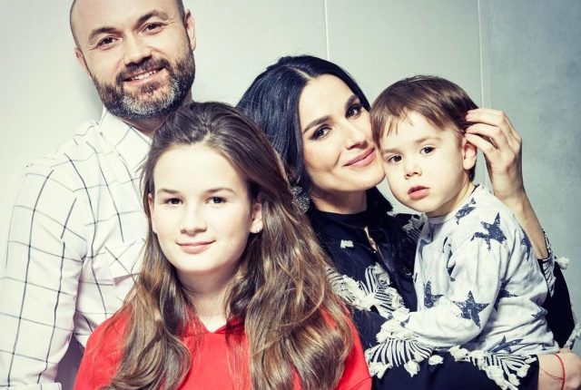 Ефросинина с мужем поздравили друг друга с 15-летием брака