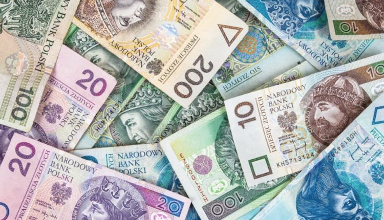 Стало известно, сколько денег выслали из Польши украинцы за 3 месяца