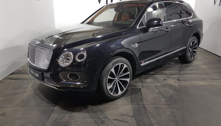 В Киеве Bentley Bentayga за $400 тысяч заметили в необычном месте