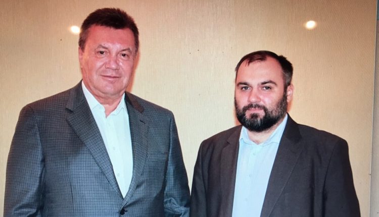 Адвокат Януковича показал, как тот выглядит сейчас