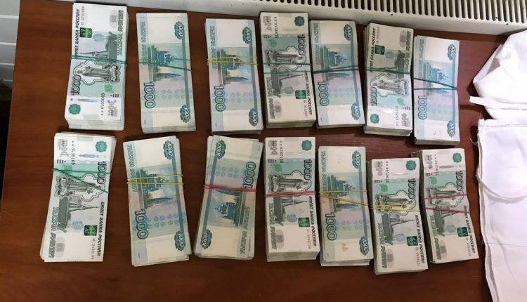 На границе Украины задержаны пешеходы с миллионами под одеждой