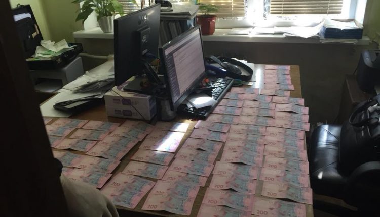 В Горишних Плавнях госисполнитель «погорел» на взятке в 20 тысяч