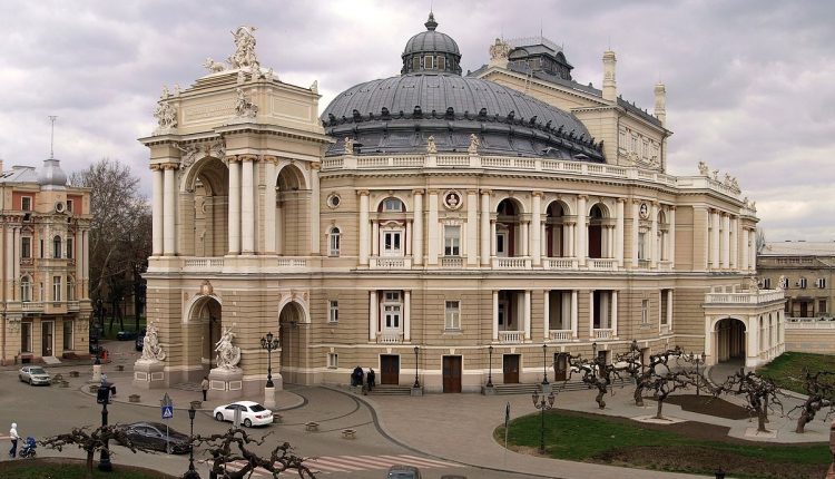 В центре Одессы появилась скульптура преуспевающего банкира
