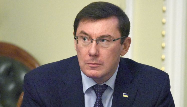 Луценко пообещал быстро подать представление на неизвестного нардепа