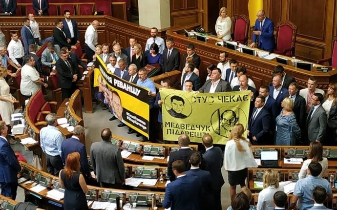 Михаил Подоляк: «Технология «требовать что-то, имея всю полноту власти» применяется повсеместно»