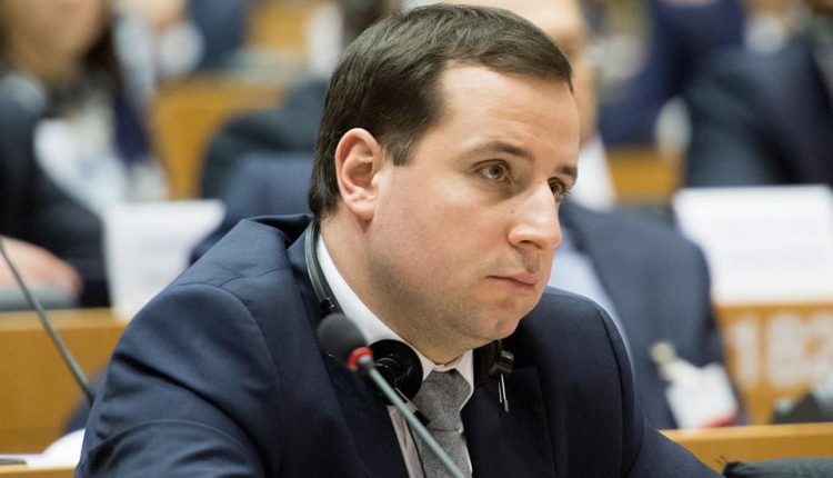 Стала известна зарплата министра Кабмина Александра Саенко