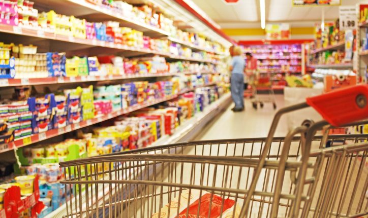 Украинцы тратят на еду 50,3% денег