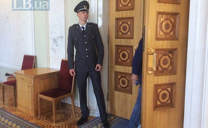 Охрану парламента переодели в парадную форму