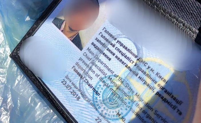 Чиновника миграционной службы задержали в Киеве на взятке в 10 тысяч