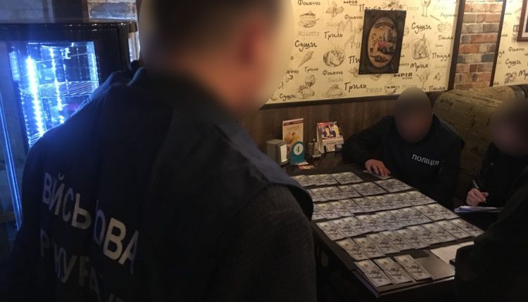 Офицер ВСУ вымогал $5 тысяч за «путевку» в Конго