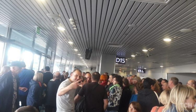 В аэропорту «Борисполь» две сотни пассажиров более 10 часов ждут вылета на отдых в Египет