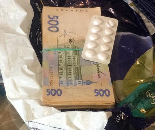 Работницу райвоенкомата задержали на взятке в 35 тысяч