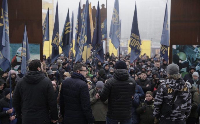 Националисты требуют от Порошенко ввести военное положение, но не переносить выборы