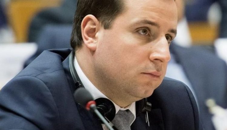 Стало известно, сколько заработал в октябре министр Александр Саенко