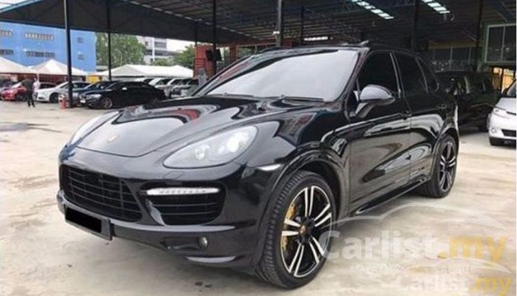Топ-фискал потратил больше миллиона гривен на Porsche Cayenne
