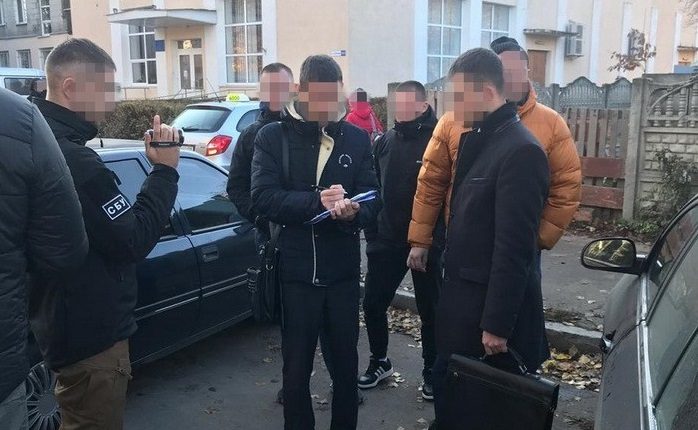 Прокурора задержали при получении взятки в $2 тысячи