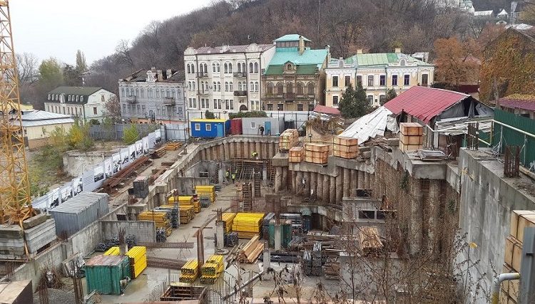 Киевсовет разорвал договор с ЧП, строившим гостиницу на Андреевском спуске