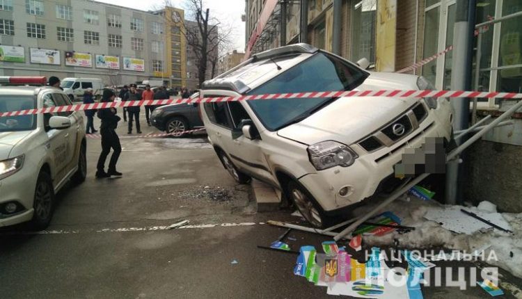 В Киеве расстреляли Nissan, у водителя которого забрали сумку денег