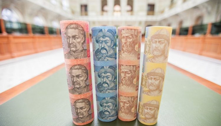 Нацбанк начнет продавать гривны рулонами