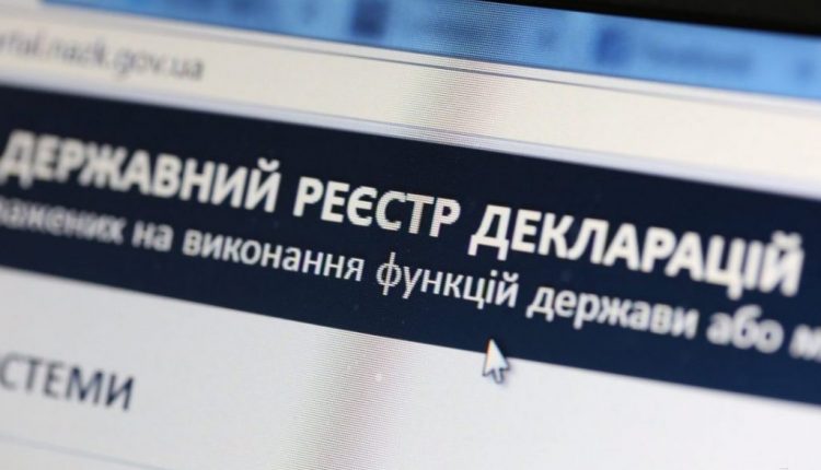 Киевские чиновники декларируют миллионные подарки от родственников-пенсионеров