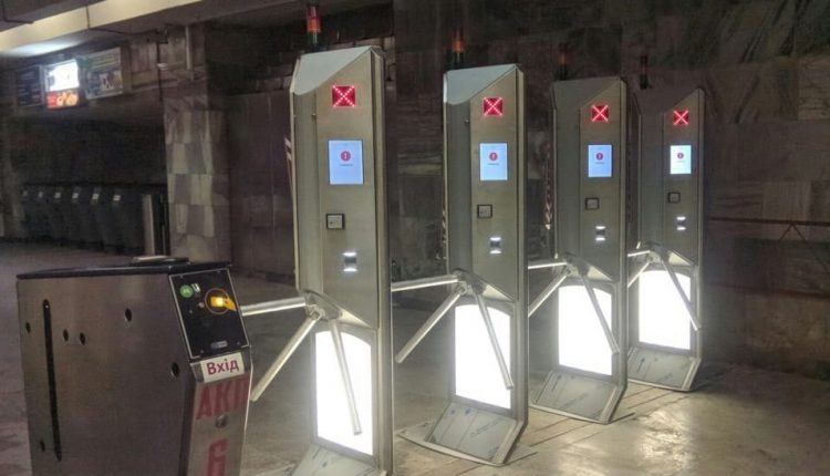 В столичном метро тестируют новые турникеты украинского производства