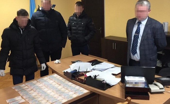 Глава райгосадминистрации «опустился» до взятки в 21 тысячу