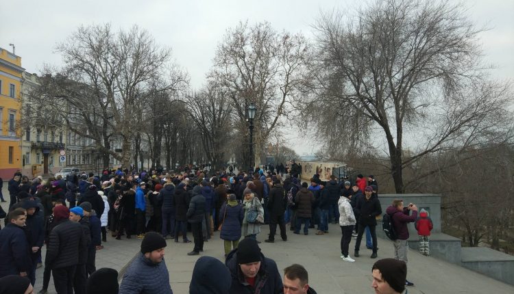 В Одессе пранкеры собрали сотни людей на митинг за несуществующего кандидата