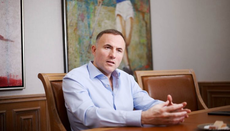 Фукс пояснил, за что заплатил 22 миллиона жене Рабиновича