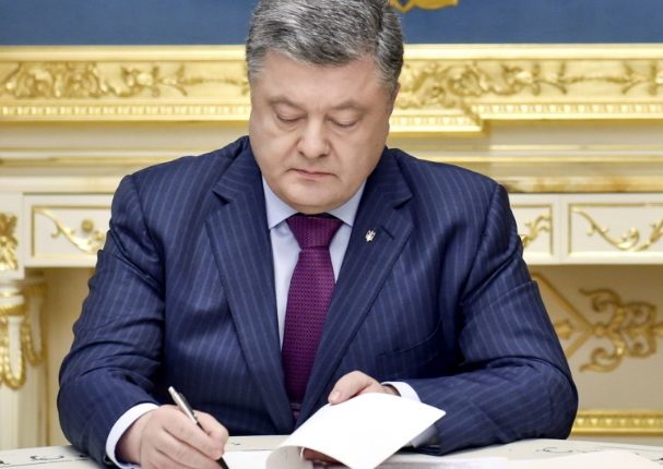 Порошенко подписал закон о продлении моратория на продажу земли