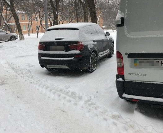 Руководитель медицинского вуза получил два элитных BMW за прием иностранных студентов
