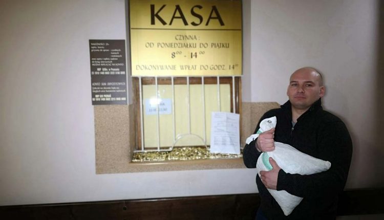 Поляк расплатился с судом 30 килограммами мелочи