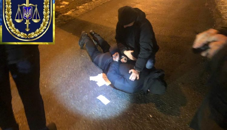 Замдиректора оборонного предприятия задержали в Киеве на взятке