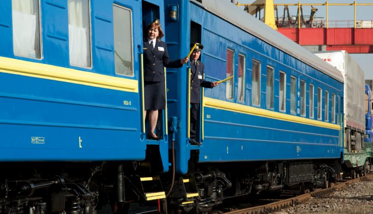 Стала известна средняя зарплата в компании «Укрзалізниця»