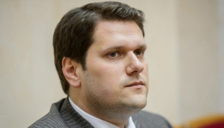 Нардеп Александр Урбанский засветил в Раде элитную сумку Louis Vuitton