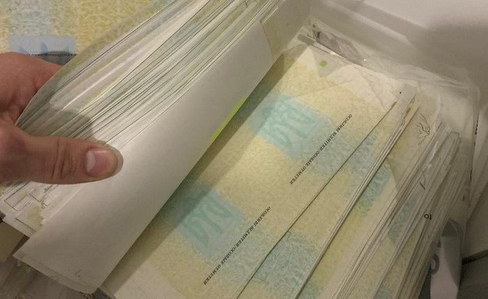 В Киеве СБУ прикрыла масштабный бизнес по изготовлению фальшивых паспортов