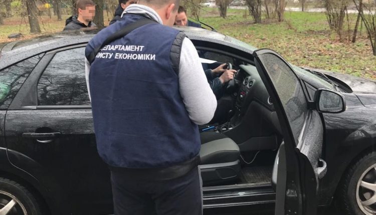 Одного из руководителей «Киевзеленстроя» задержали в парке на взятке в 40 тысяч