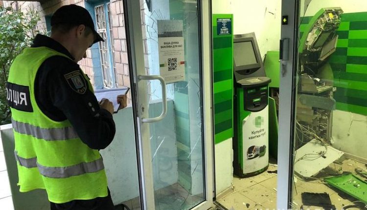 В Киеве грабители взорвали банкомат «Приватбанка».